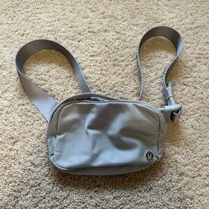 lululemon everywhere belt bag 1L silver drop